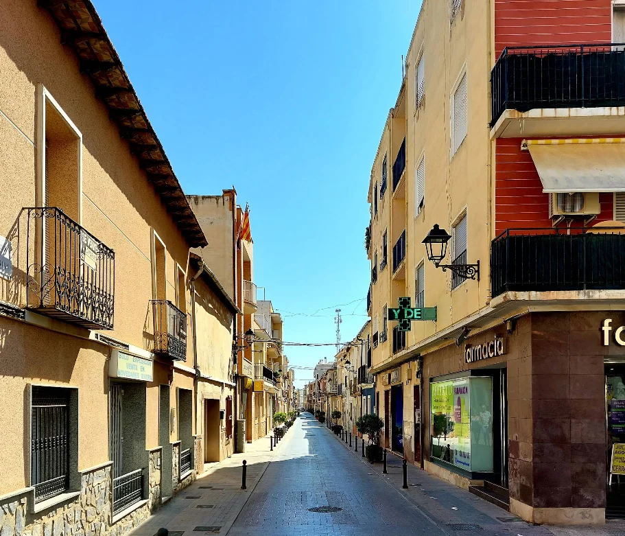 Calle con negocios locales en Catral